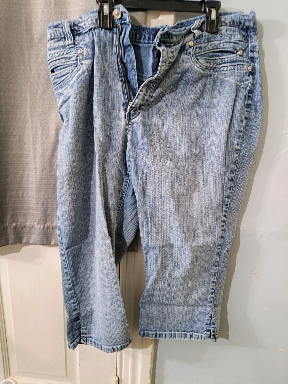 Women’s Light Wash Cropped Denim Capris